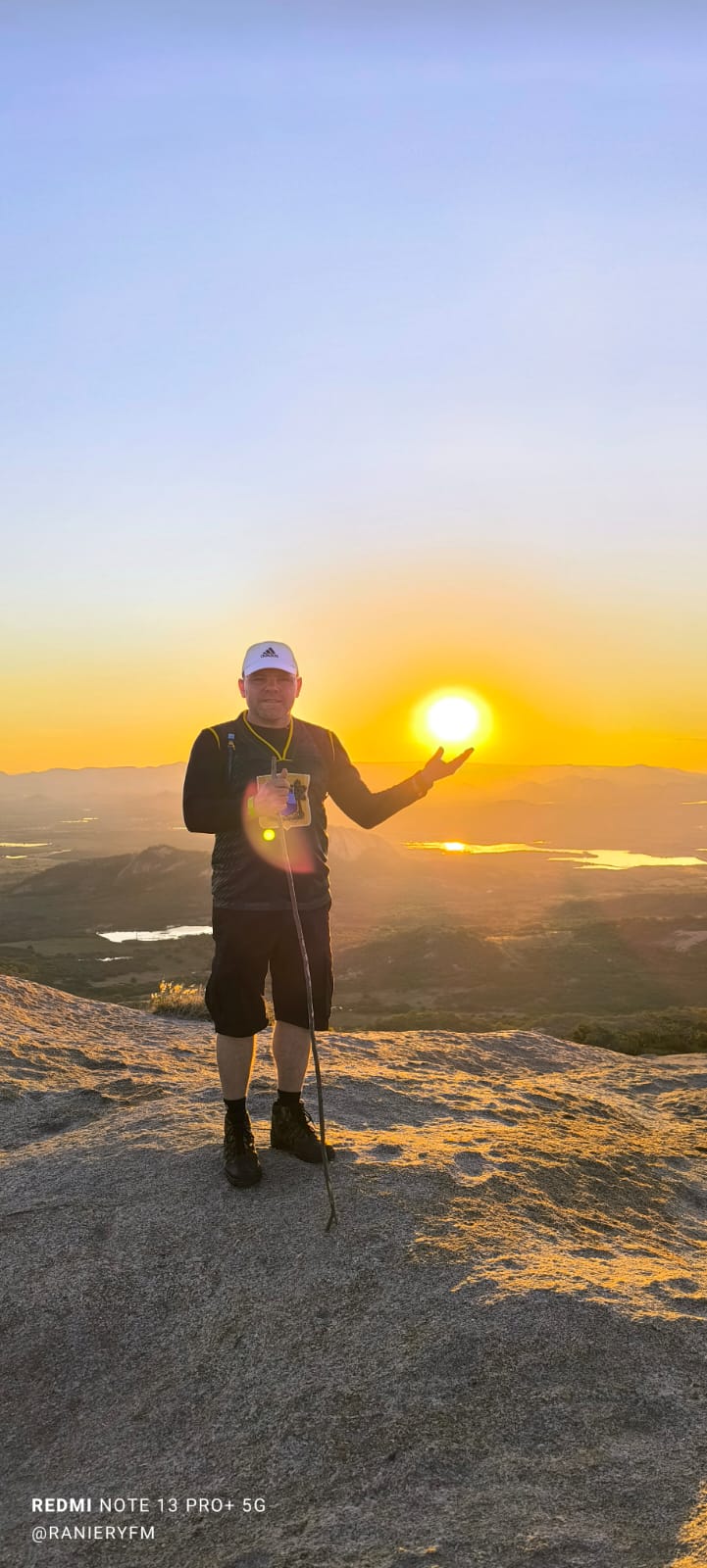 Visitante no alto da Serra de Patu ao nascer do sol