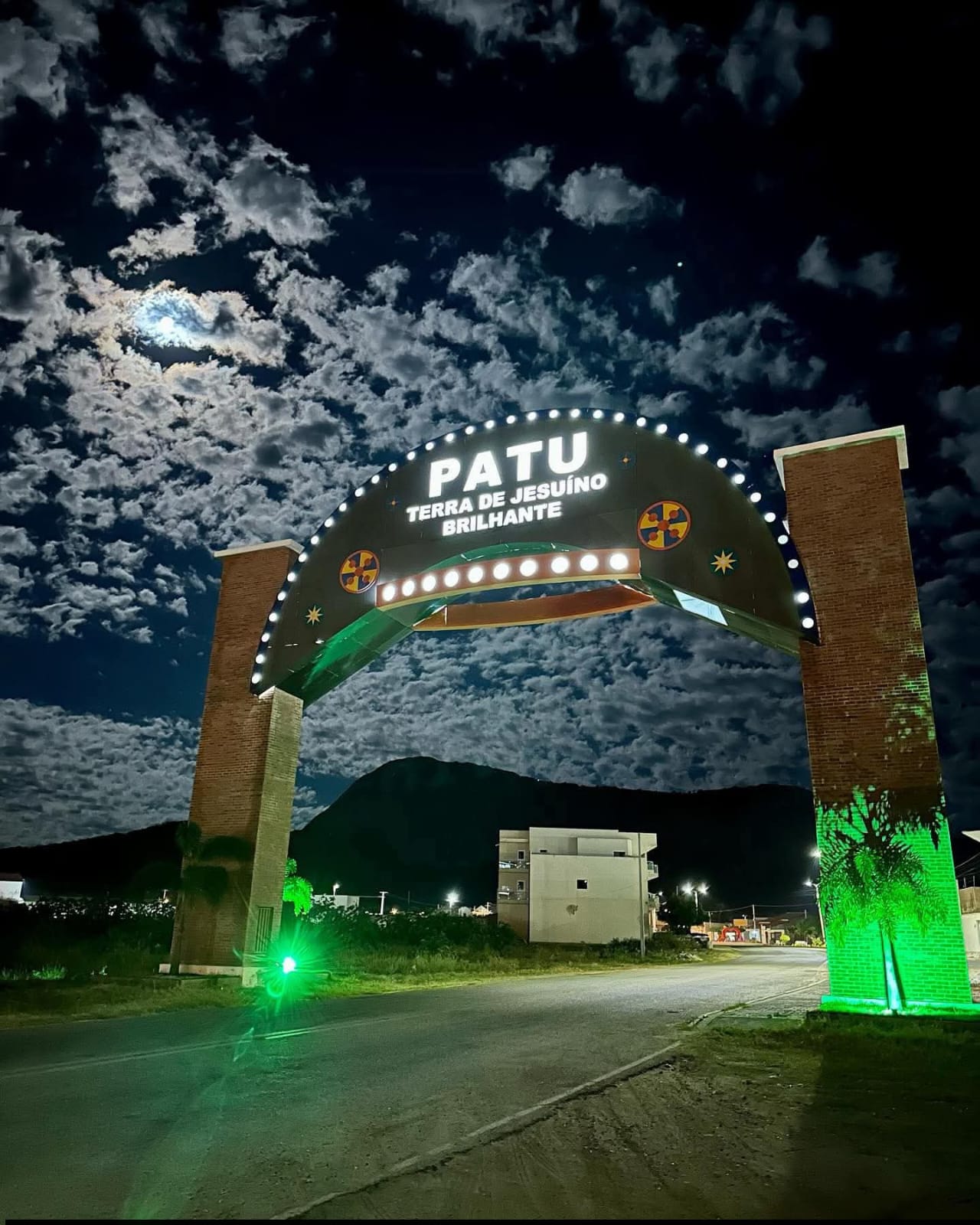Pórtico de entrada de Patu, Terra de Jesuíno Brilhante, iluminado à noite