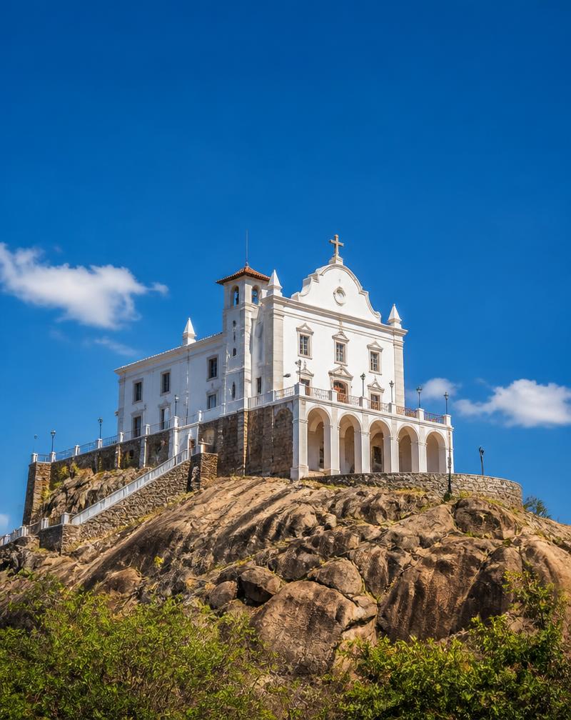 Santuário de Nossa Senhora dos Impossíveis em Patu, igreja branca sobre a montanha